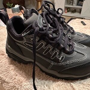 Hytest men’s Black Athletic Sneaker work shoe size 5